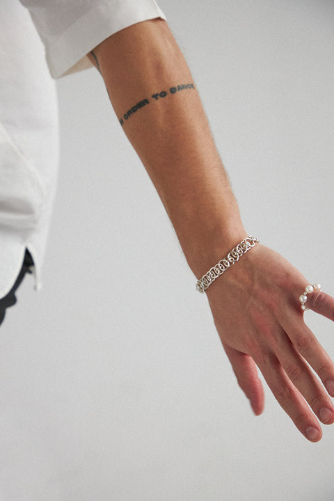 Discover the elastic ring by UMIAR Jewellery, handcrafted from natural pearls and beads. Available in 925 sterling silver and 24k gold-plated 925 silver. This design comes from the MÉLANGÉ collection, which blends playful ease with the refinement of premium materials. Add a stylish touch to your everyday elegance. Explore now!