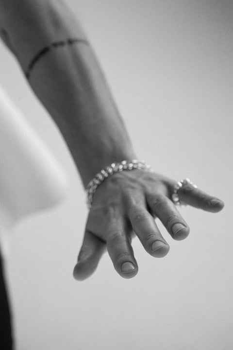 Discover the elastic ring by UMIAR Jewellery, handcrafted from natural pearls and beads. Available in 925 sterling silver and 24k gold-plated 925 silver. This design comes from the MÉLANGÉ collection, which blends playful ease with the refinement of premium materials. Add a stylish touch to your everyday elegance. Explore now!