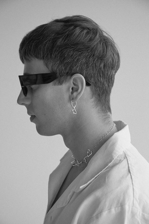 Discover a unique choker-style necklace from UMIAR jewellery. Handcrafted from precious materials, this multidimensional design features links inspired by the contour lines of Monte Solaro. Distinguished by its sculptural structure and refined aesthetic, it beautifully accentuates the neckline. The adjustable extension ensures comfort and a perfect fit for any style.