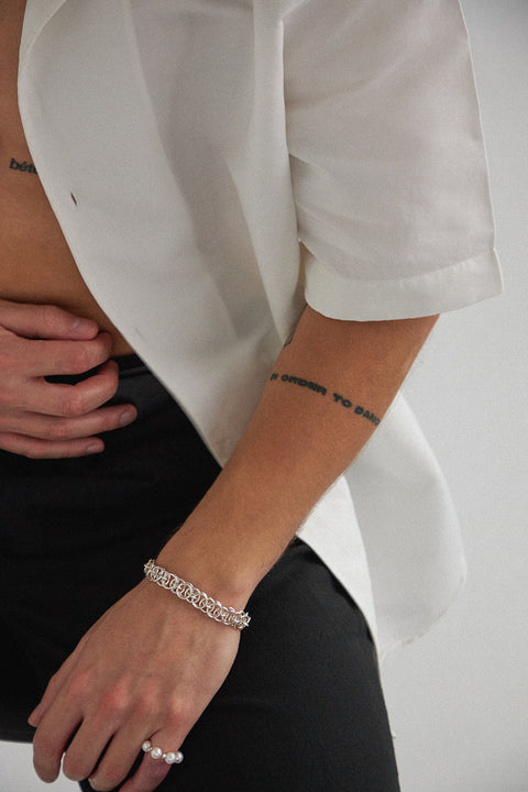 Discover the elastic ring by UMIAR Jewellery, handcrafted from natural pearls and beads. Available in 925 sterling silver and 24k gold-plated 925 silver. This design comes from the MÉLANGÉ collection, which blends playful ease with the refinement of premium materials. Add a stylish touch to your everyday elegance. Explore now!