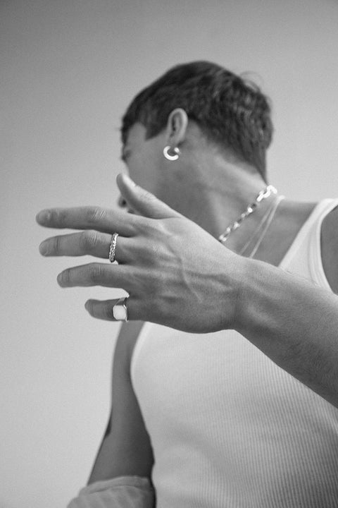A bold chain necklace featuring rectangular, geometric links and an adjustable 42 cm length. Modern and expressive, it works for both everyday wear and special occasions. The decorative round clasp can be worn at the front, allowing for creative styling and a personalized finish. Discover confident design by UMIAR jewelry.