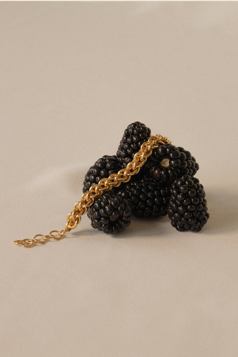Discover the COMO chain bracelet from UMIAR Jewellery’s WIĘZI collection — hand-woven from hundreds of delicate links for a unique, artisanal look. Crafted from 925 sterling silver or 24k gold-plated silver. A unisex design inspired by connection, harmony and traditional craftsmanship.