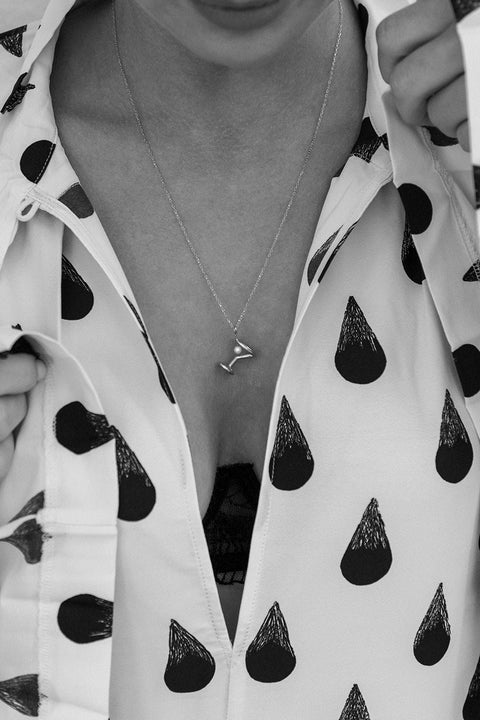 A unique necklace inspired by the shape of a martini glass, created to mark the opening of the Jewellery Bar boutique. Featuring a natural pearl symbolizing the cocktail’s olive and a 50 cm chain, this design blends playful elegance with refined craftsmanship. Discover distinctive storytelling jewelry by UMIAR jewelry.