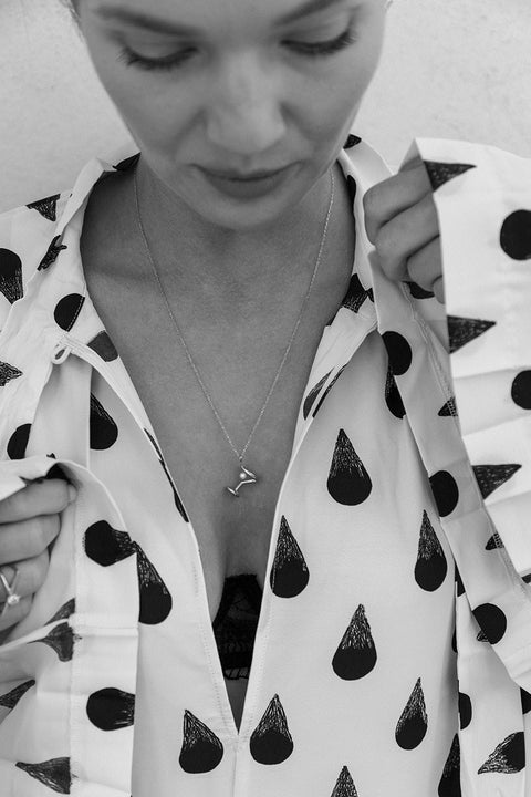 A unique necklace inspired by the shape of a martini glass, created to mark the opening of the Jewellery Bar boutique. Featuring a natural pearl symbolizing the cocktail’s olive and a 50 cm chain, this design blends playful elegance with refined craftsmanship. Discover distinctive storytelling jewelry by UMIAR jewelry.