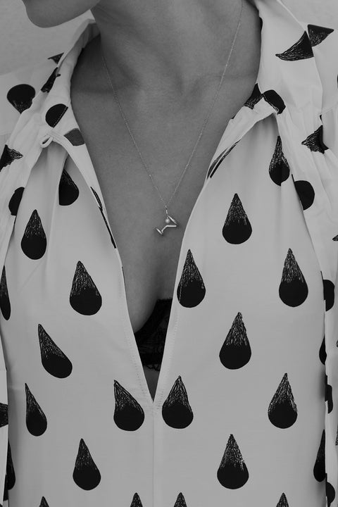 A unique necklace inspired by the shape of a martini glass, created to mark the opening of the Jewellery Bar boutique. Featuring a natural pearl symbolizing the cocktail’s olive and a 50 cm chain, this design blends playful elegance with refined craftsmanship. Discover distinctive storytelling jewelry by UMIAR jewelry.