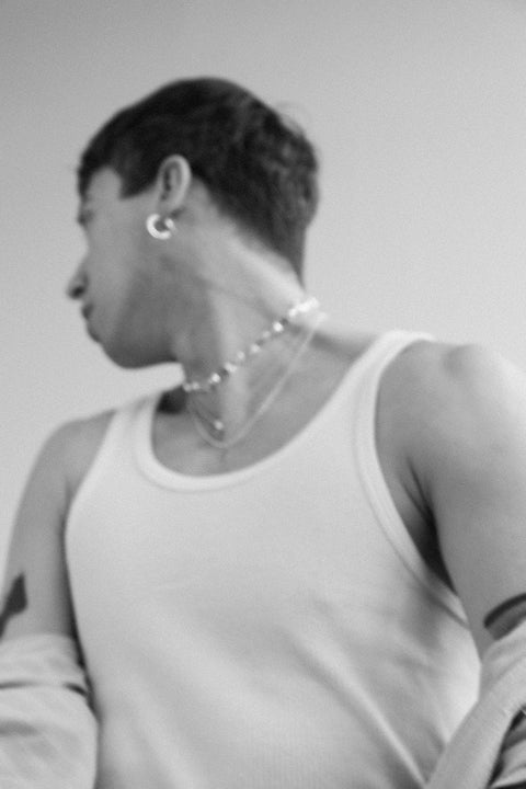 A bold chain necklace featuring rectangular, geometric links and an adjustable 42 cm length. Modern and expressive, it works for both everyday wear and special occasions. The decorative round clasp can be worn at the front, allowing for creative styling and a personalized finish. Discover confident design by UMIAR jewelry.