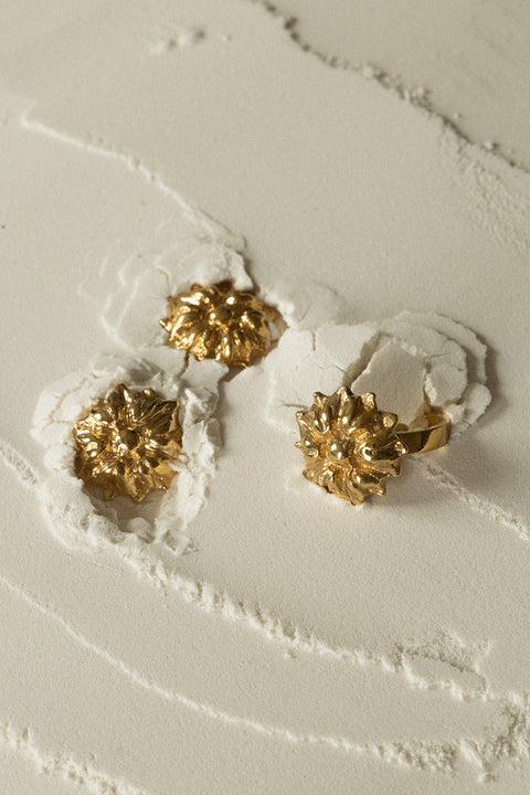 Decorative floral stud earrings with a sculptural, domed form designed to follow the natural geometry of the ear. Featuring a 22 mm diameter, they create an elegant yet expressive statement. Perfect for those who value distinctive design and refined craftsmanship. Discover statement jewelry by UMIAR jewelry.