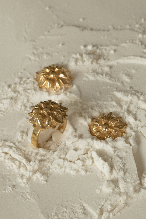 Decorative floral stud earrings with a sculptural, domed form designed to follow the natural geometry of the ear. Featuring a 22 mm diameter, they create an elegant yet expressive statement. Perfect for those who value distinctive design and refined craftsmanship. Discover statement jewelry by UMIAR jewelry.