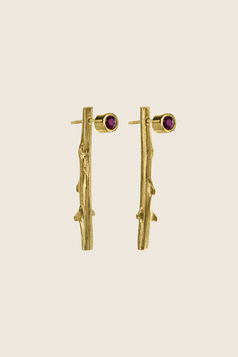 Discover two-part earrings set with rubies and inspired by the branch of a rose by UMIAR jewellery. Their design blends simple forms with refined texture, highlighting the natural beauty of the stones. Crafted from 925 sterling silver and 925 silver plated with 24-carat gold, they are an elegant addition to any look. Let the charm of the rose grace your ears today!