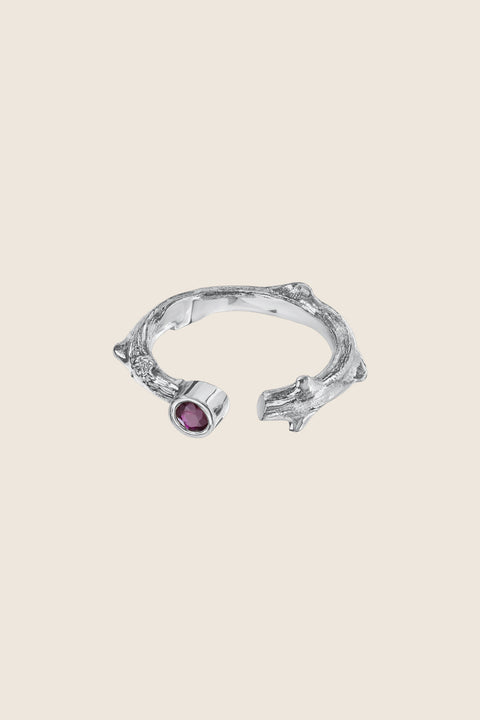 Discover this UMIAR ring set with a precious ruby and inspired by the branch of a rose. Its open form and refined texture combine simplicity with a distinctive, artistic design. Handcrafted from gold-plated 925 sterling silver, this piece from the PROFONDO ROSSO collection adds a touch of elegance to any look. The natural ruby (0.22 ct, 3.5 mm) brings exceptional brilliance. Treat yourself to a truly unique accessory — elevate your style today!