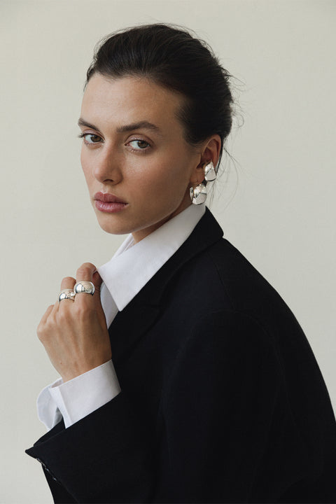 Discover bold, plump earrings from UMIAR jewelry. These handcrafted earrings with a rounded cylindrical shape, made of 925 sterling silver and 925 sterling silver plated with 24k gold, are perfect for both everyday wear and special occasions. Outer diameter: 25 mm, width: 15 mm. The RONDA collection is inspired by the perfect shape of a circle. Choose UMIAR jewelry to accentuate your style.