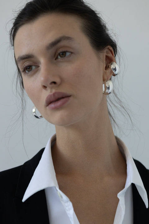 Discover bold, plump earrings from UMIAR jewelry. These handcrafted earrings with a rounded cylindrical shape, made of 925 sterling silver and 925 sterling silver plated with 24k gold, are perfect for both everyday wear and special occasions. Outer diameter: 25 mm, width: 15 mm. The RONDA collection is inspired by the perfect shape of a circle. Choose UMIAR jewelry to accentuate your style.