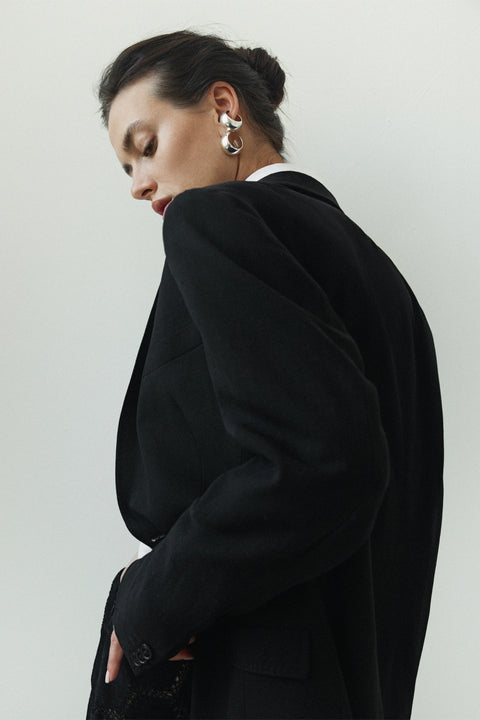 Discover bold, plump earrings from UMIAR jewelry. These handcrafted earrings with a rounded cylindrical shape, made of 925 sterling silver and 925 sterling silver plated with 24k gold, are perfect for both everyday wear and special occasions. Outer diameter: 25 mm, width: 15 mm. The RONDA collection is inspired by the perfect shape of a circle. Choose UMIAR jewelry to accentuate your style.