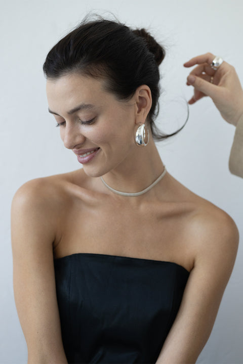 Discover the spectacular, plump hoop earrings from UMIAR jewelry. These large, rounded cylindrical earrings capture attention with their bold and beautiful proportions. Perfect for adding a striking finish to any outfit, they combine elegance with a distinctive design. Outer diameter: 40 mm, width: 15 mm. Choose UMIAR jewelry for a unique style.
