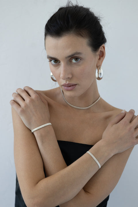 Discover the spectacular, plump hoop earrings from UMIAR jewelry. These large, rounded cylindrical earrings capture attention with their bold and beautiful proportions. Perfect for adding a striking finish to any outfit, they combine elegance with a distinctive design. Outer diameter: 40 mm, width: 15 mm. Choose UMIAR jewelry for a unique style.