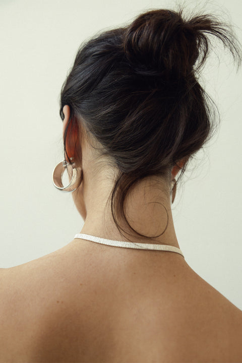 Discover the spectacular, plump hoop earrings from UMIAR jewelry. These large, rounded cylindrical earrings capture attention with their bold and beautiful proportions. Perfect for adding a striking finish to any outfit, they combine elegance with a distinctive design. Outer diameter: 40 mm, width: 15 mm. Choose UMIAR jewelry for a unique style.