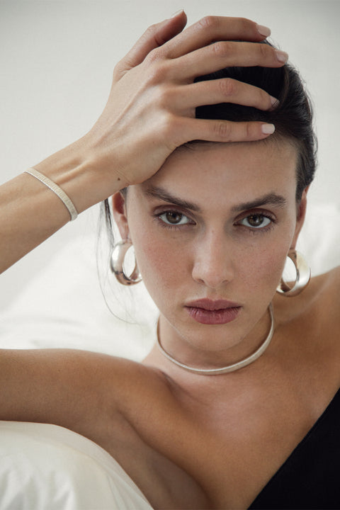 Discover the spectacular, plump hoop earrings from UMIAR jewelry. These large, rounded cylindrical earrings capture attention with their bold and beautiful proportions. Perfect for adding a striking finish to any outfit, they combine elegance with a distinctive design. Outer diameter: 40 mm, width: 15 mm. Choose UMIAR jewelry for a unique style.