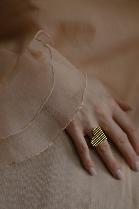 A large, elegant ring with a heart motif adorned with dynamic fluted lines. Avant-garde and beautiful — perfect worn solo or stacked. Handcrafted entirely from 925 sterling silver. An original Valentine’s gift for lovers of unique jewellery. Discover the AMORE collection!