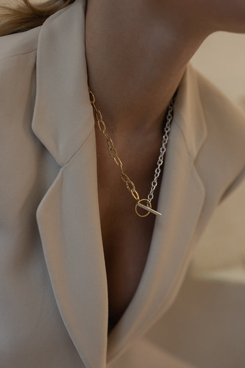 Trendy Chain Necklace with Cartier Clasp (Toggle) from UMIAR Jewelry. Irregular texture, modern form, and timeless design. The perfect unisex necklace for a gift. Be amazed by the elegance of the AZIO chain necklace from UMIAR Jewelry – the ideal choice for a gift that will enhance your unique style!