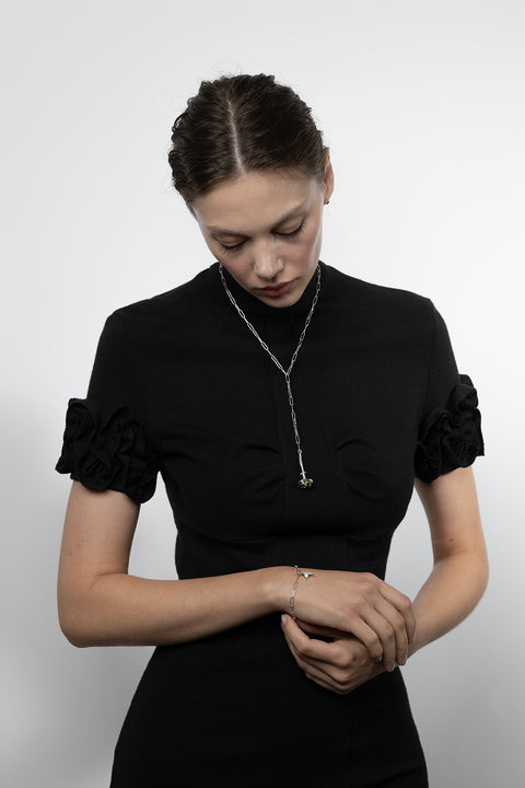 This minimalist chain bracelet from UMIAR’s PROFONDO ROSSO collection features an elegant pendant inspired by the thorn of a rose. Subtly set with a natural ruby (2 mm, 0.05 ct), it carries a distinctive and refined character. Handcrafted from precious materials — 925 sterling silver and 925 silver plated with 24-carat gold.