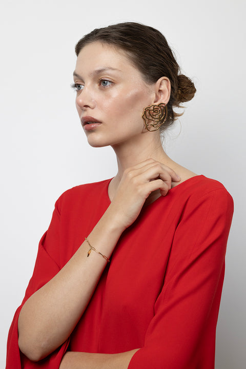 This minimalist chain bracelet from UMIAR’s PROFONDO ROSSO collection features an elegant pendant inspired by the thorn of a rose. Subtly set with a natural ruby (2 mm, 0.05 ct), it carries a distinctive and refined character. Handcrafted from precious materials — 925 sterling silver and 925 silver plated with 24-carat gold.