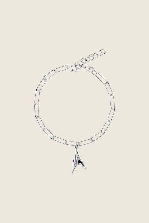 This minimalist chain bracelet from UMIAR’s PROFONDO ROSSO collection features an elegant pendant inspired by the thorn of a rose. Subtly set with a natural ruby (2 mm, 0.05 ct), it carries a distinctive and refined character. Handcrafted from precious materials — 925 sterling silver and 925 silver plated with 24-carat gold.