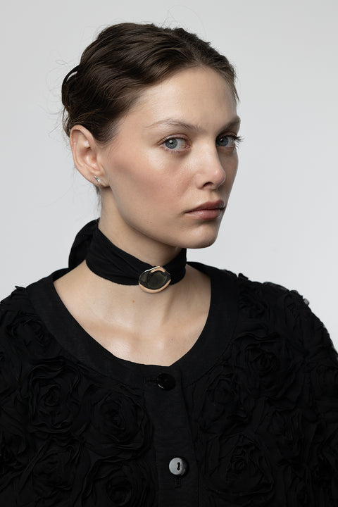 Discover minimalist stud earrings inspired by the thorn of a rose from UMIAR’s PROFONDO ROSSO collection. Their clean form blends bold character with refined elegance, making them an ideal accessory for both everyday and sophisticated looks. Handcrafted from 925 sterling silver and 925 silver plated with 24-carat gold, these earrings are not only beautiful but also durable. Add a distinctive accent that highlights your individual style.