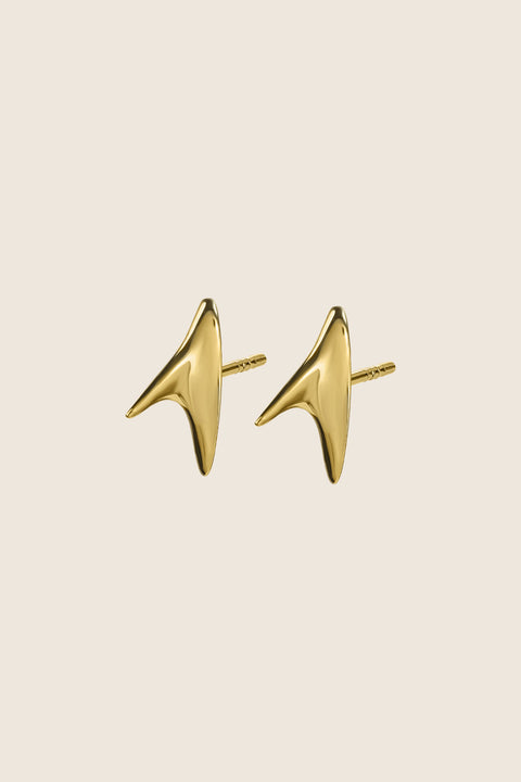 Discover minimalist stud earrings inspired by the thorn of a rose from UMIAR’s PROFONDO ROSSO collection. Their clean form blends bold character with refined elegance, making them an ideal accessory for both everyday and sophisticated looks. Handcrafted from 925 sterling silver and 925 silver plated with 24-carat gold, these earrings are not only beautiful but also durable. Add a distinctive accent that highlights your individual style.