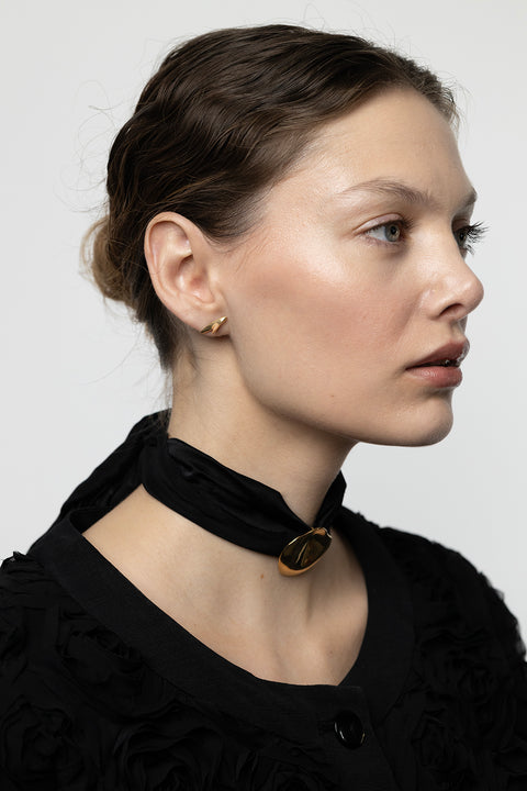 Discover minimalist stud earrings inspired by the thorn of a rose from UMIAR’s PROFONDO ROSSO collection. Their clean form blends bold character with refined elegance, making them an ideal accessory for both everyday and sophisticated looks. Handcrafted from 925 sterling silver and 925 silver plated with 24-carat gold, these earrings are not only beautiful but also durable. Add a distinctive accent that highlights your individual style.
