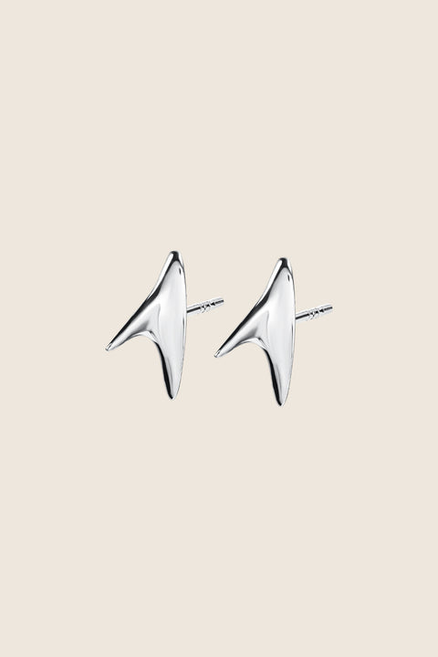 Discover minimalist stud earrings inspired by the thorn of a rose from UMIAR’s PROFONDO ROSSO collection. Their clean form blends bold character with refined elegance, making them an ideal accessory for both everyday and sophisticated looks. Handcrafted from 925 sterling silver and 925 silver plated with 24-carat gold, these earrings are not only beautiful but also durable. Add a distinctive accent that highlights your individual style.