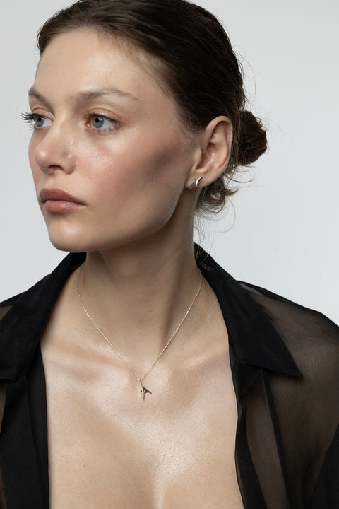Discover minimalist stud earrings inspired by the thorn of a rose from UMIAR’s PROFONDO ROSSO collection. Their clean form blends bold character with refined elegance, making them an ideal accessory for both everyday and sophisticated looks. Handcrafted from 925 sterling silver and 925 silver plated with 24-carat gold, these earrings are not only beautiful but also durable. Add a distinctive accent that highlights your individual style.