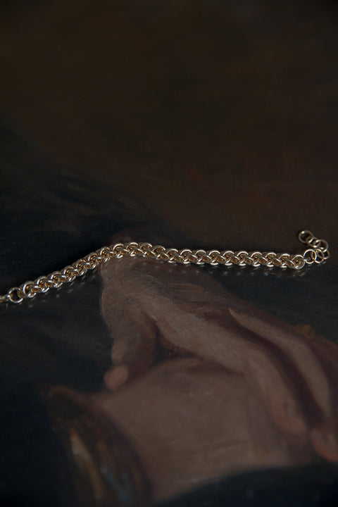 Discover the COMO chain bracelet from UMIAR Jewellery’s WIĘZI collection — hand-woven from hundreds of delicate links for a unique, artisanal look. Crafted from 925 sterling silver or 24k gold-plated silver. A unisex design inspired by connection, harmony and traditional craftsmanship.