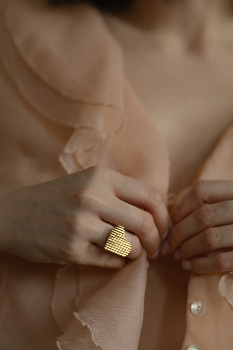 A large, elegant ring with a heart motif adorned with dynamic fluted lines. Avant-garde and beautiful — perfect worn solo or stacked. Handcrafted entirely from 925 sterling silver. An original Valentine’s gift for lovers of unique jewellery. Discover the AMORE collection!