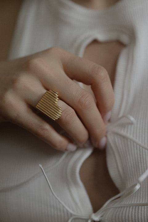 A large, elegant ring with a heart motif adorned with dynamic fluted lines. Avant-garde and beautiful — perfect worn solo or stacked. Handcrafted entirely from 925 sterling silver. An original Valentine’s gift for lovers of unique jewellery. Discover the AMORE collection!