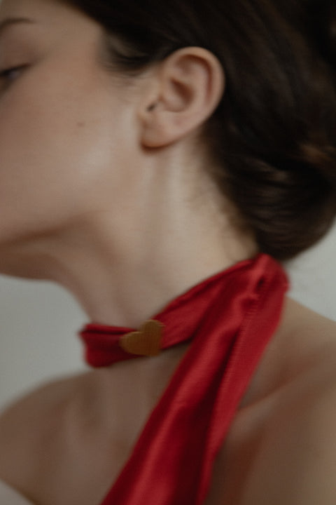 A bold heart necklace adorned with dynamic fluted lines — avant-garde yet timeless. Suspended from a silk ribbon and inspired by ’90s aesthetics, it makes an unforgettable Valentine’s gift. Discover UMIAR’s unique jewellery and give something truly special!