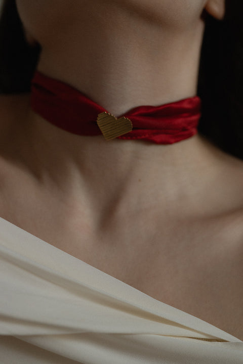 A bold heart necklace adorned with dynamic fluted lines — avant-garde yet timeless. Suspended from a silk ribbon and inspired by ’90s aesthetics, it makes an unforgettable Valentine’s gift. Discover UMIAR’s unique jewellery and give something truly special!