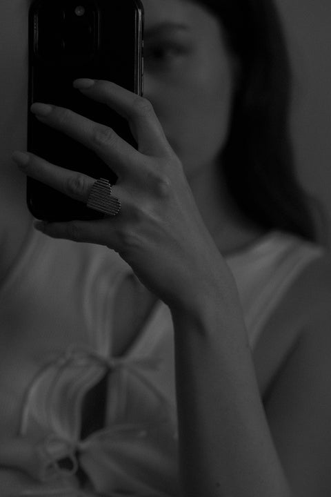 A large, elegant ring with a heart motif adorned with dynamic fluted lines. Avant-garde and beautiful — perfect worn solo or stacked. Handcrafted entirely from 925 sterling silver. An original Valentine’s gift for lovers of unique jewellery. Discover the AMORE collection!