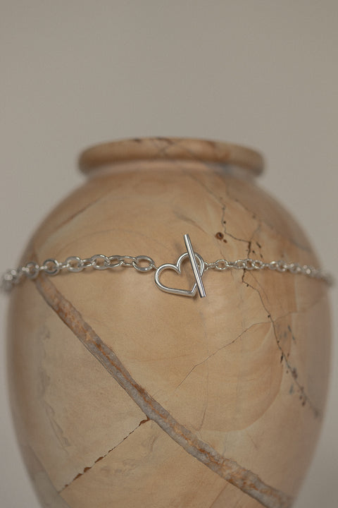 An elegant, ultra-modern chain necklace featuring a striking combination of two link styles and a decorative heart motif. A contemporary design with a romantic touch — perfect for everyday wear and special occasions. Handcrafted from 925 sterling silver. Explore the AMORE collection at UMIAR Jewellery and find your perfect piece!