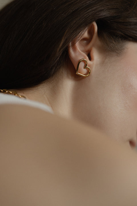 Classic silver heart earrings — minimalist, comfortable, and timelessly flirty. Perfect for everyday wear and special occasions alike. Handcrafted from 925 sterling silver, they make a beautiful Valentine’s gift. Discover UMIAR jewellery and treat yourself or someone close to a touch of elegance!