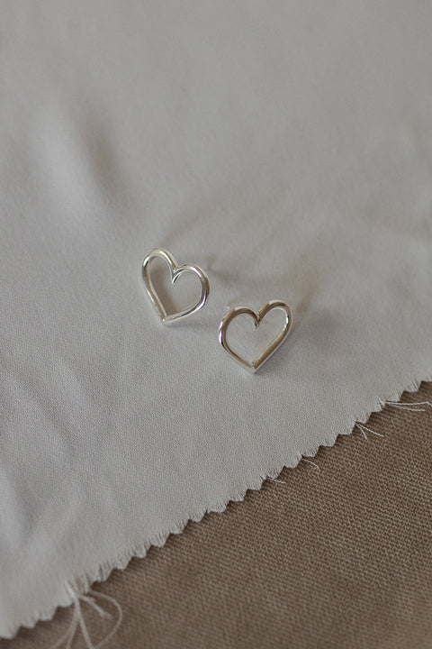 Classic silver heart earrings — minimalist, comfortable, and timelessly flirty. Perfect for everyday wear and special occasions alike. Handcrafted from 925 sterling silver, they make a beautiful Valentine’s gift. Discover UMIAR jewellery and treat yourself or someone close to a touch of elegance!