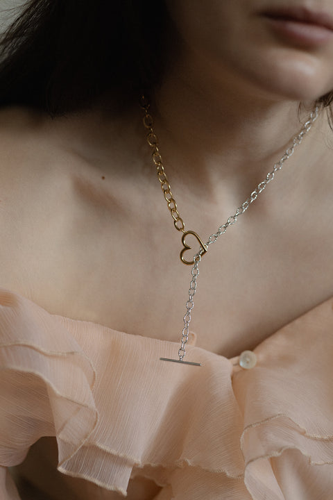 An elegant, ultra-modern chain necklace featuring a striking combination of two link styles and a decorative heart motif. A contemporary design with a romantic touch — perfect for everyday wear and special occasions. Handcrafted from 925 sterling silver. Explore the AMORE collection at UMIAR Jewellery and find your perfect piece!