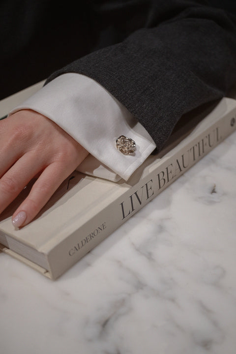UMIAR jewellery – Elegant cufflinks in the shape of a rose flower. A refined accessory whose universal design makes it suitable for both men’s and women’s shirts. These rose cufflinks are an original gift idea — the decorative floral motif beautifully accentuates the wrist, celebrating the significance of special moments and occasions. Each pair is handcrafted from precious materials and available in two versions: 925 sterling silver and 24-carat gold-plated 925 silver.