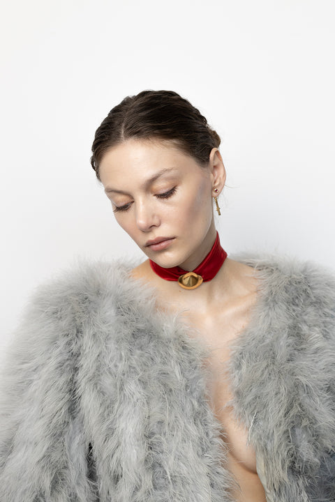Discover the TAL necklace from UMIAR’s PROFONDO ROSSO collection — an elegant rose-petal pendant suspended from a wide natural silk ribbon. Choose timeless black or trend-setting red to suit your style.