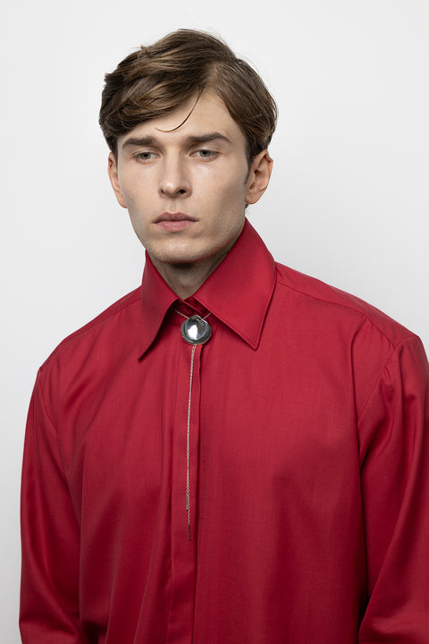 Discover the bolo tie reimagined in a jewellery form by UMIAR, inspired by the geometry of a rose petal. A striking accessory that doubles as an original necklace, perfect for elevating any outfit. Handcrafted from 925 sterling silver and 24-carat gold-plated silver. The adjustable decorative element allows you to tailor the length to your style. A distinctive piece from the PROFONDO ROSSO collection. Explore the unique jewellery forms created by UMIAR.