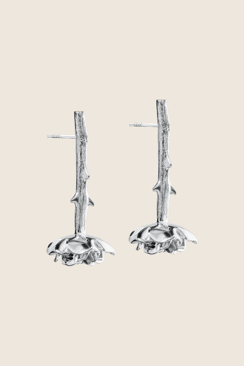 Bold rose-inspired earrings from UMIAR jewellery, featuring a striking downward-facing flower crown that instantly draws the eye. Handcrafted from 925 sterling silver and 24-carat gold-plated silver. Part of the PROFONDO ROSSO collection, which transforms the beauty of the rose into unique jewellery forms. Add elegance and character to your look with UMIAR. Explore them now!