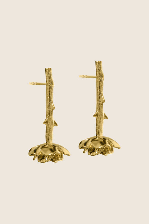 Bold rose-inspired earrings from UMIAR jewellery, featuring a striking downward-facing flower crown that instantly draws the eye. Handcrafted from 925 sterling silver and 24-carat gold-plated silver. Part of the PROFONDO ROSSO collection, which transforms the beauty of the rose into unique jewellery forms. Add elegance and character to your look with UMIAR. Explore them now!