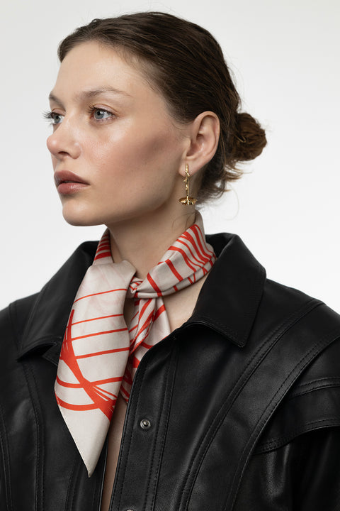 Bold rose-inspired earrings from UMIAR jewellery, featuring a striking downward-facing flower crown that instantly draws the eye. Handcrafted from 925 sterling silver and 24-carat gold-plated silver. Part of the PROFONDO ROSSO collection, which transforms the beauty of the rose into unique jewellery forms. Add elegance and character to your look with UMIAR. Explore them now!