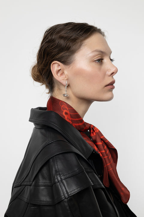 Bold rose-inspired earrings from UMIAR jewellery, featuring a striking downward-facing flower crown that instantly draws the eye. Handcrafted from 925 sterling silver and 24-carat gold-plated silver. Part of the PROFONDO ROSSO collection, which transforms the beauty of the rose into unique jewellery forms. Add elegance and character to your look with UMIAR. Explore them now!