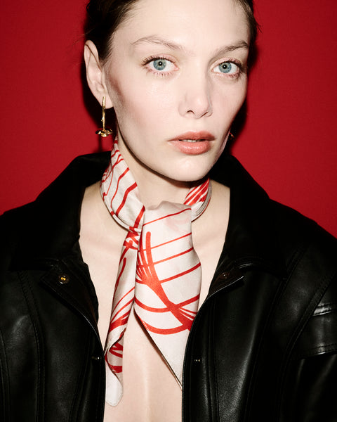 Bold rose-inspired earrings from UMIAR jewellery, featuring a striking downward-facing flower crown that instantly draws the eye. Handcrafted from 925 sterling silver and 24-carat gold-plated silver. Part of the PROFONDO ROSSO collection, which transforms the beauty of the rose into unique jewellery forms. Add elegance and character to your look with UMIAR. Explore them now!