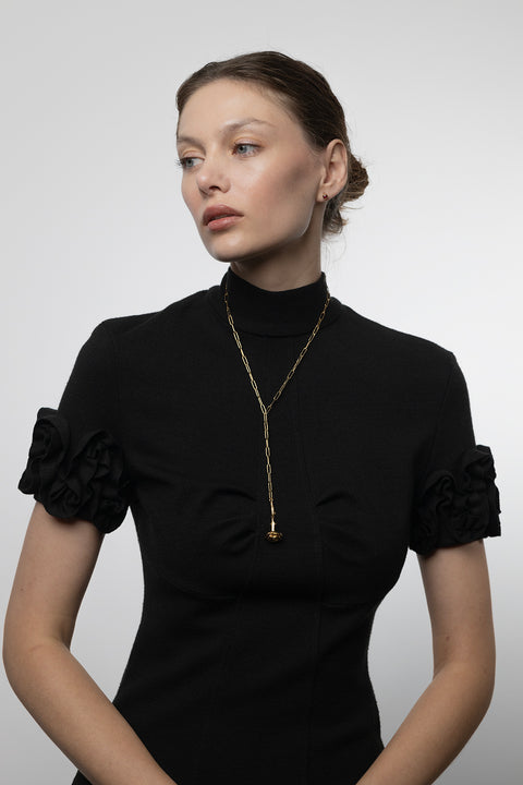 Discover an exceptional long lariat-style necklace from UMIAR jewellery, composed of two chains encircling the neck and ending in an elegant rose-shaped pendant. Handcrafted from precious materials — 925 sterling silver and 925 silver plated with 24-carat gold. Part of the PROFONDO ROSSO collection, inspired by the beauty of the rose, this design serves as a striking accent to any outfit. Add this unique necklace to your jewellery collection and highlight your distinctive style.